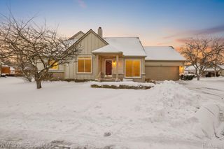 802 Red Maple Lane, Wixom, MI 48393