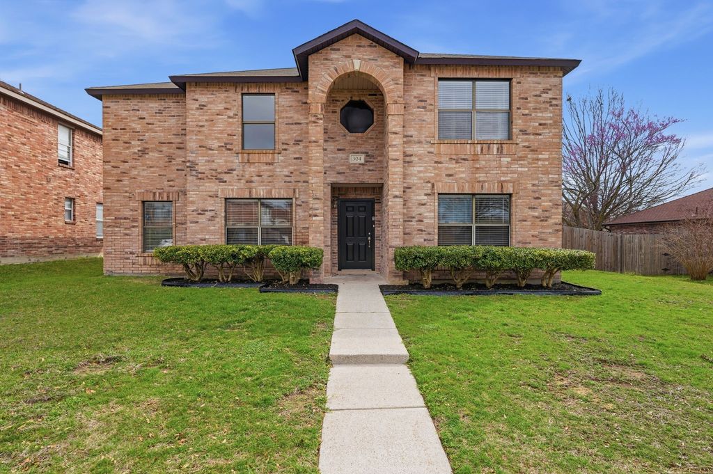 304 Sandlewood Lane, Cedar Hill, TX 75104