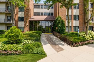 3030 Pheasant Creek Drive 405, Northbrook, IL 60062