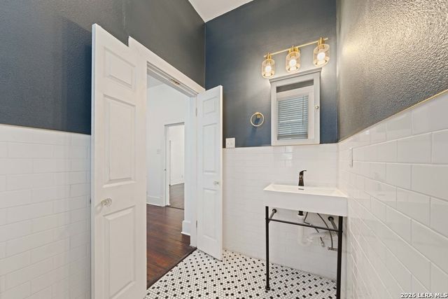 1106 W Summit Ave, San Antonio, TX 78201