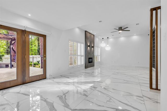 41 Hickory Oak Drive, The Woodlands, TX 77381