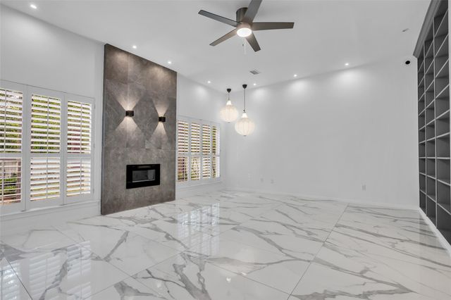 41 Hickory Oak Drive, The Woodlands, TX 77381
