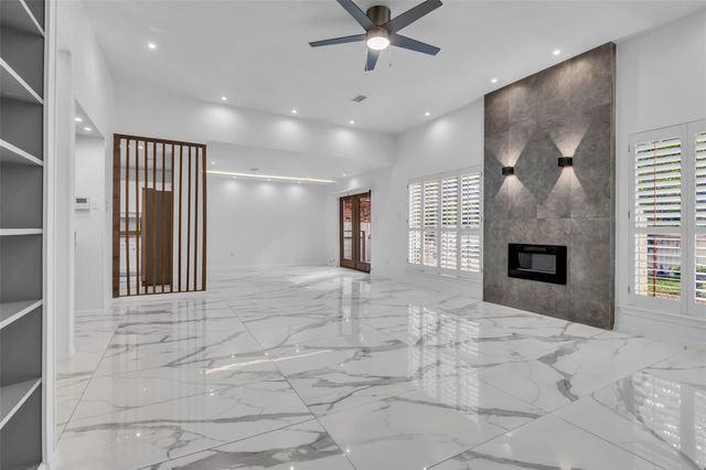 41 Hickory Oak Drive, The Woodlands, TX 77381