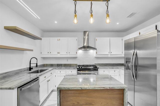 41 Hickory Oak Drive, The Woodlands, TX 77381