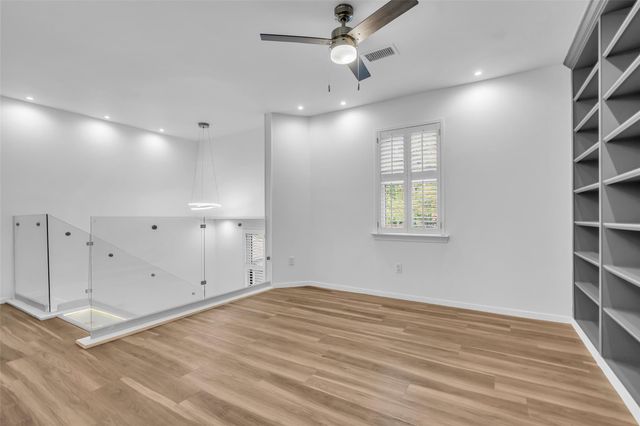 41 Hickory Oak Drive, The Woodlands, TX 77381