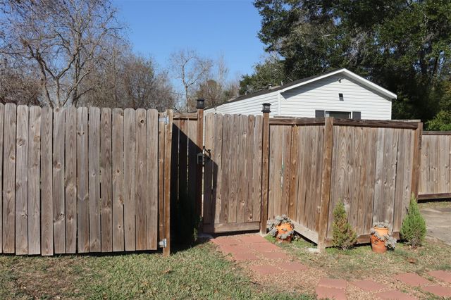 132 Kiowa Court, Rosharon, TX 77583