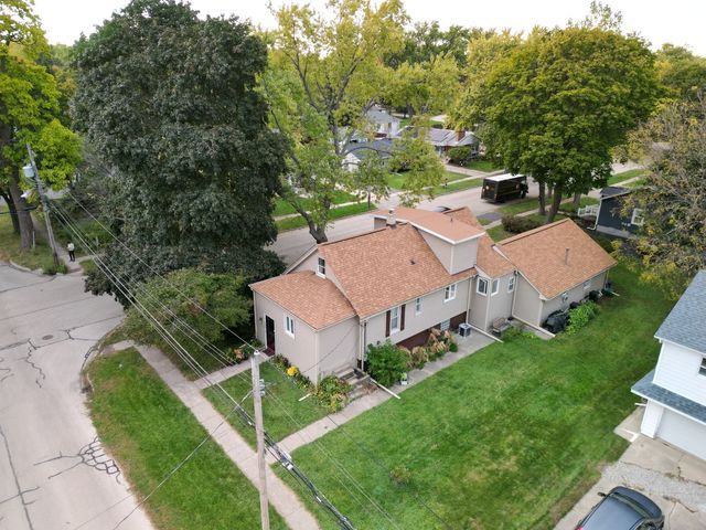320 W Donovan Avenue, Woodstock, IL 60098