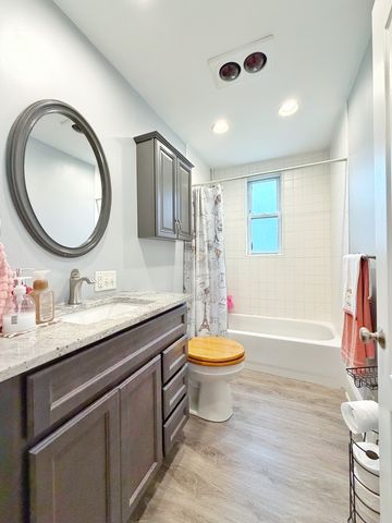 320 W Donovan Avenue, Woodstock, IL 60098