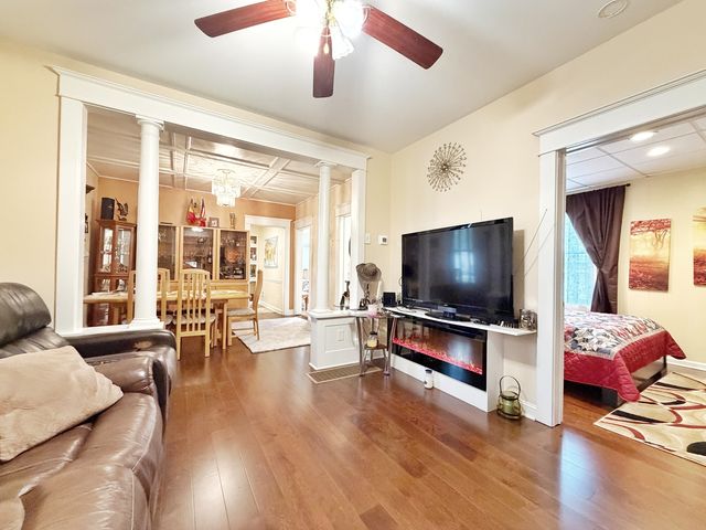 320 W Donovan Avenue, Woodstock, IL 60098