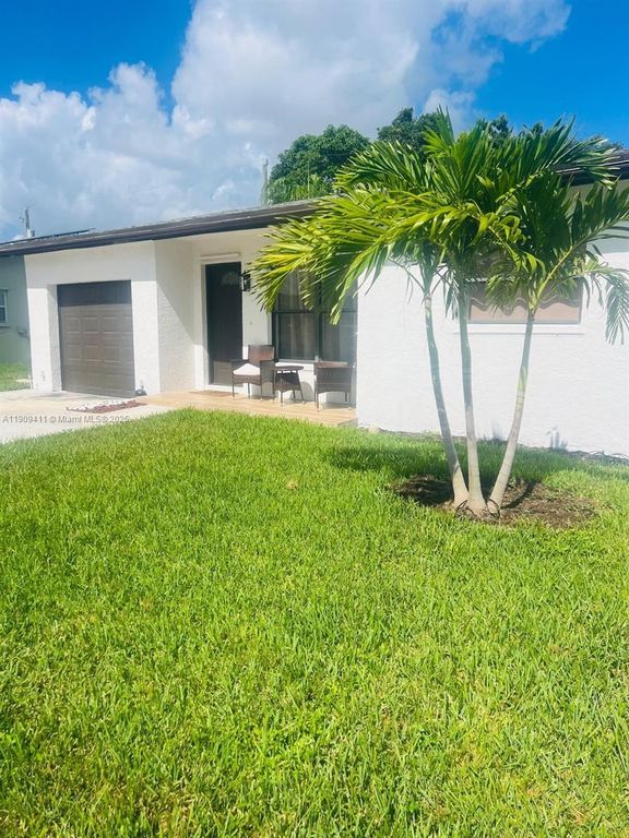 9703 SW 2nd St, Boca Raton, FL 33428