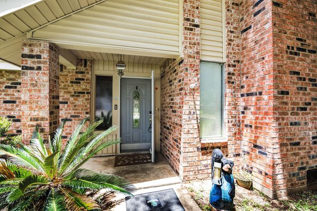 100 Crestview Street, Columbus, TX 78934