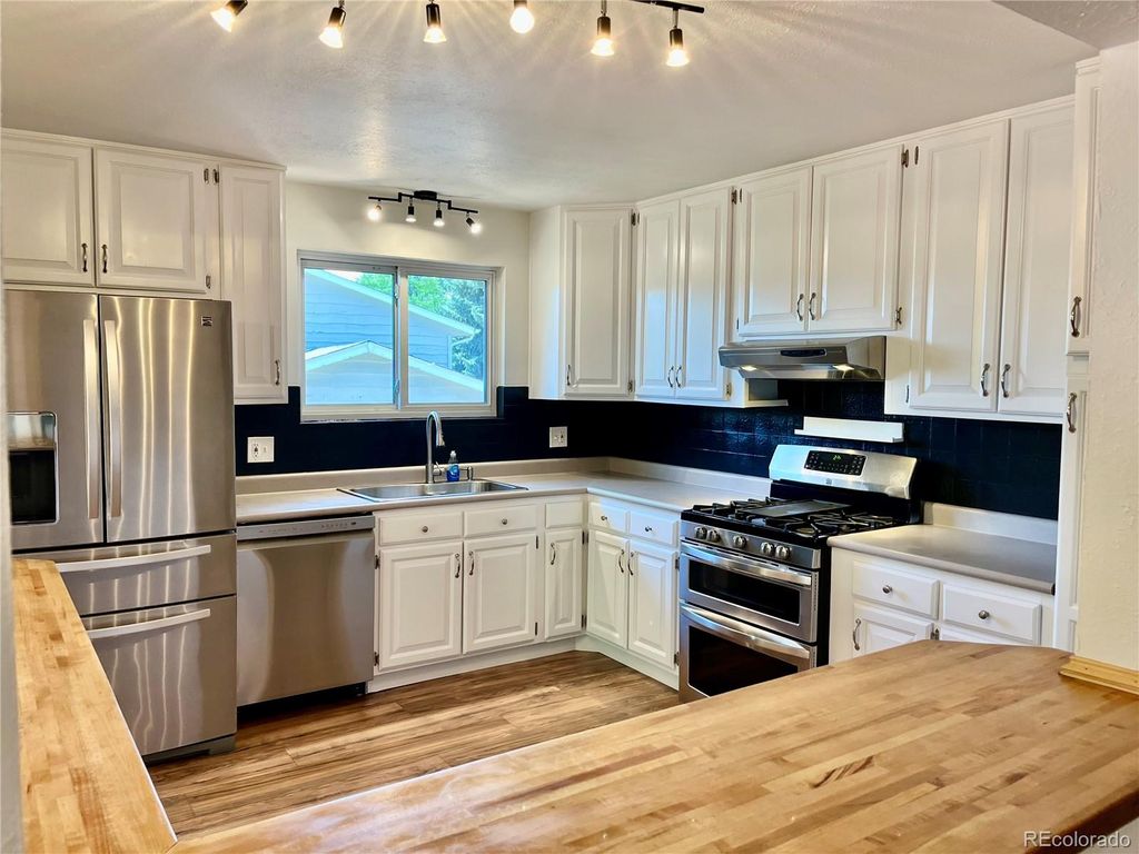 Image 2 of property listing at 1404 E Fremont Circle N, Centennial, CO 80122