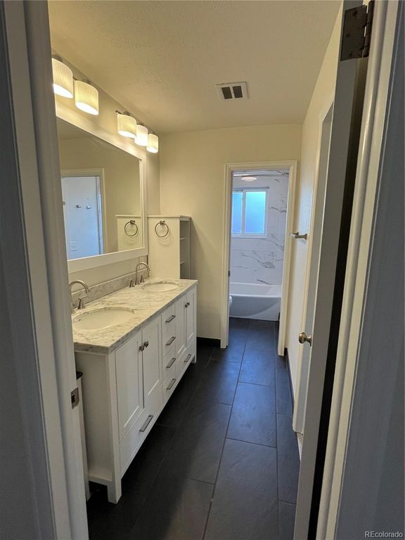 Image 8 of property listing at 1404 E Fremont Circle N, Centennial, CO 80122