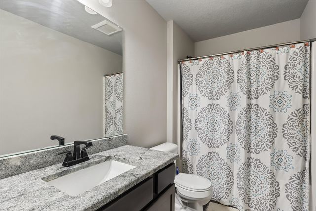 706 NE Country Meadow Drive, Ankeny, IA 50021