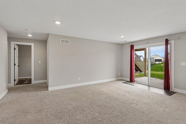 706 NE Country Meadow Drive, Ankeny, IA 50021