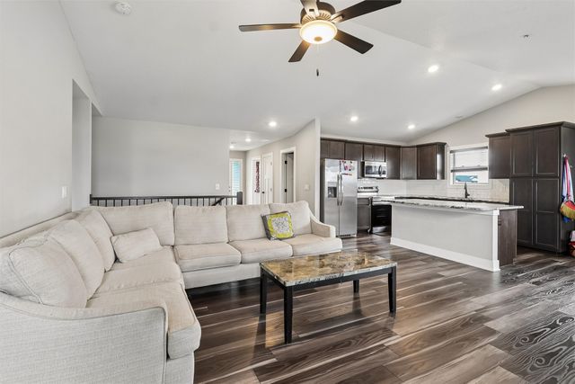 706 NE Country Meadow Drive, Ankeny, IA 50021