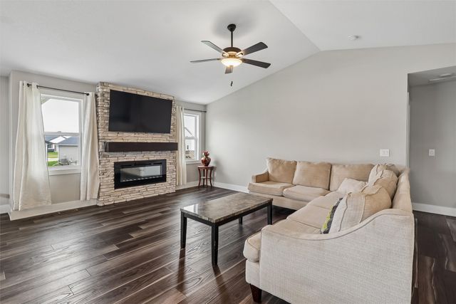 706 NE Country Meadow Drive, Ankeny, IA 50021