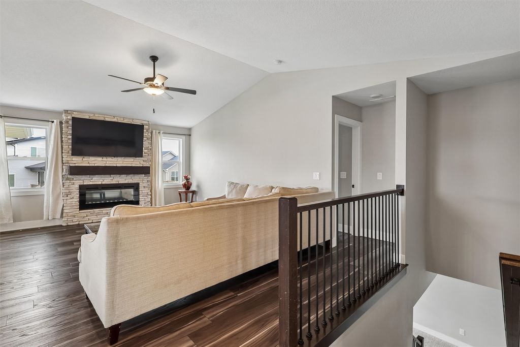 706 NE Country Meadow Drive, Ankeny, IA 50021