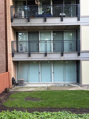 6000 Oakwood Drive 1E, Lisle, IL 60532