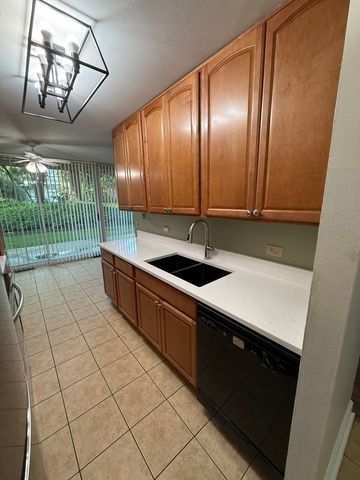 6000 Oakwood Drive 1E, Lisle, IL 60532