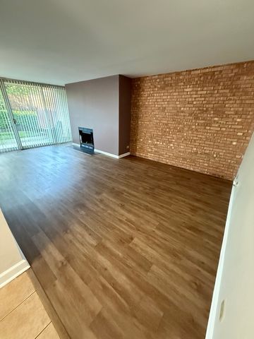 6000 Oakwood Drive 1E, Lisle, IL 60532