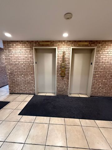 6000 Oakwood Drive 1E, Lisle, IL 60532