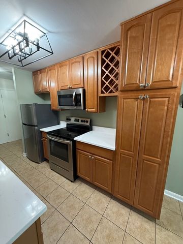 6000 Oakwood Drive 1E, Lisle, IL 60532