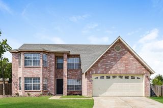 301 Sunset Oaks Drive, Fort Worth, TX 76112