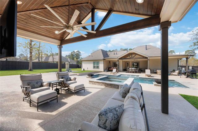 33510 Walnut Xing, Magnolia, TX 77355