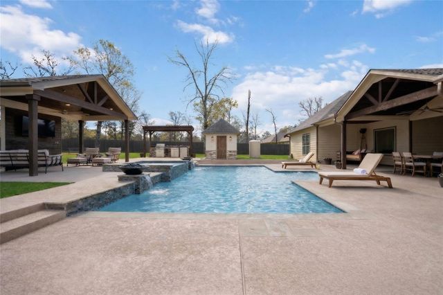 33510 Walnut Xing, Magnolia, TX 77355