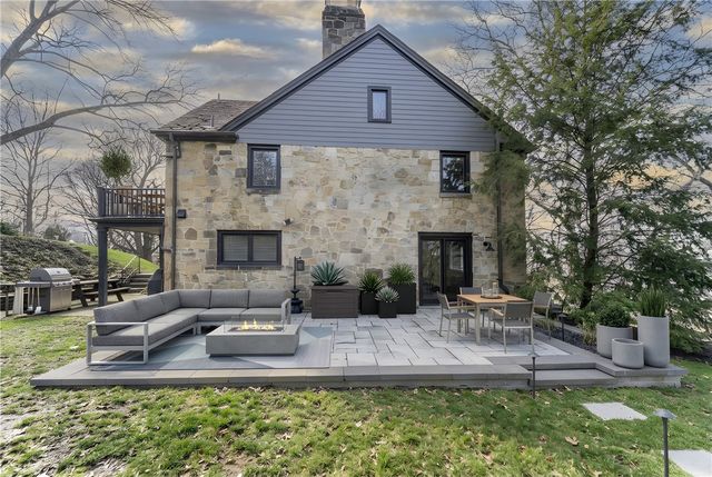 22 Priscilla Ln, Rosslyn Farms, PA 15106