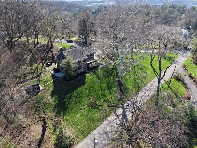 22 Priscilla Ln, Rosslyn Farms, PA 15106