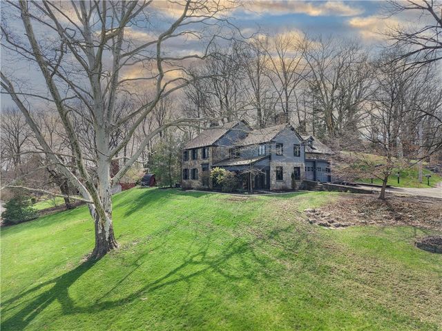 22 Priscilla Ln, Rosslyn Farms, PA 15106