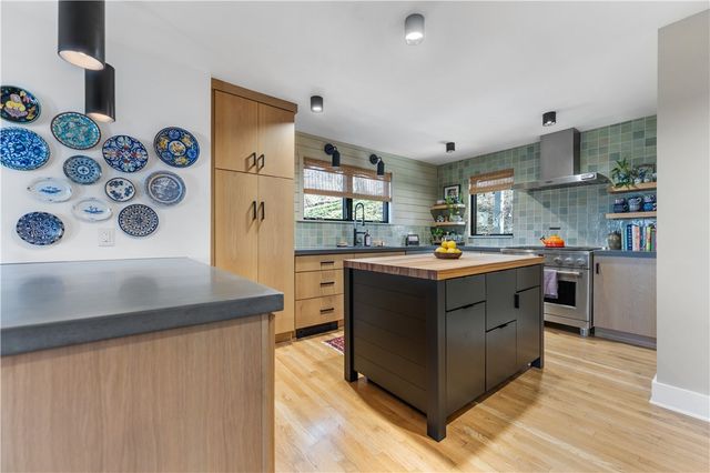 22 Priscilla Ln, Rosslyn Farms, PA 15106