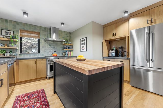22 Priscilla Ln, Rosslyn Farms, PA 15106