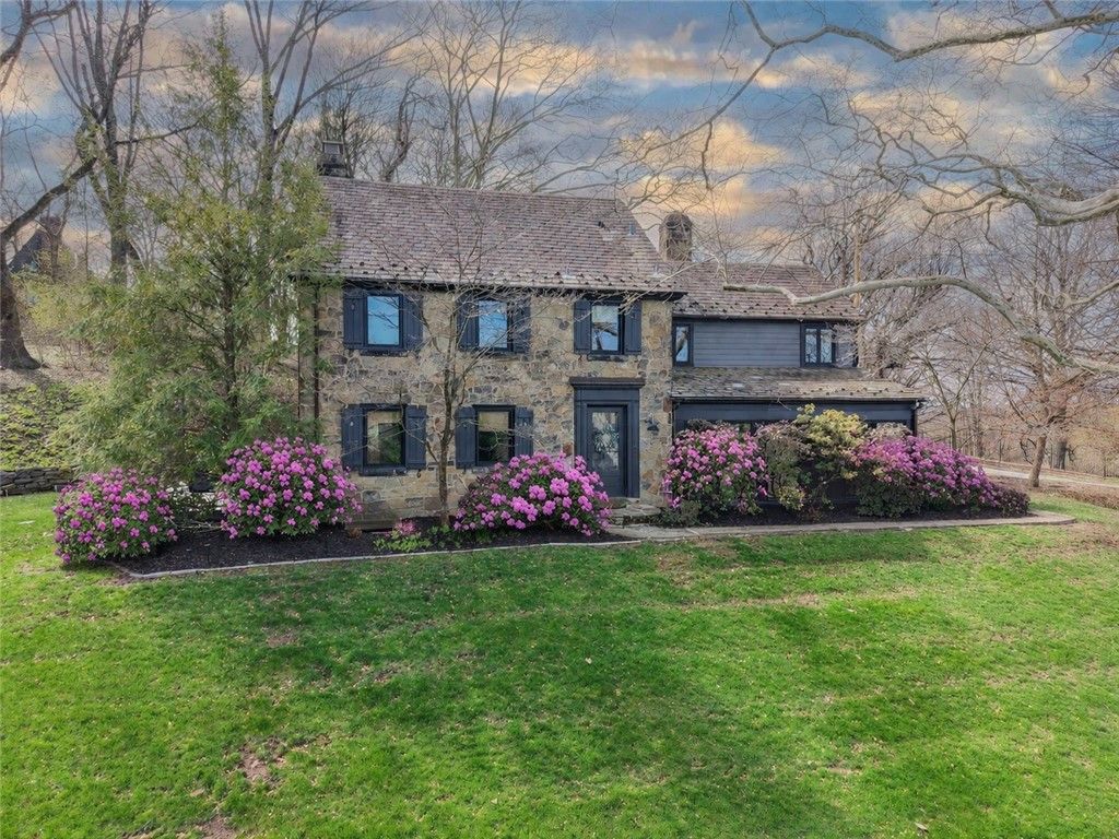 22 Priscilla Ln, Rosslyn Farms, PA 15106