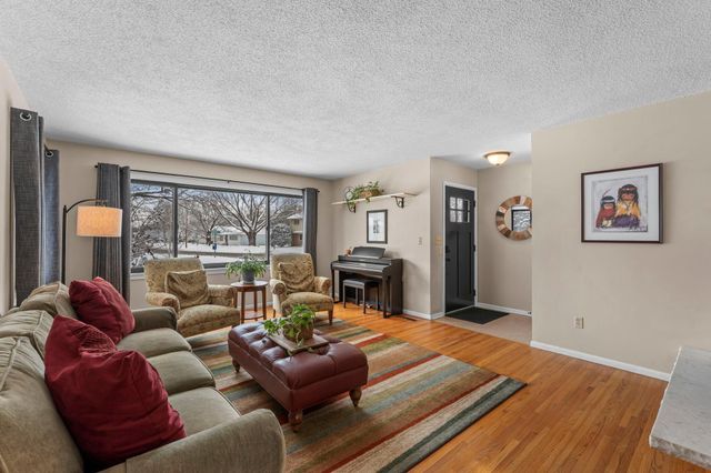 396 Thompson Avenue W, West Saint Paul, MN 55118