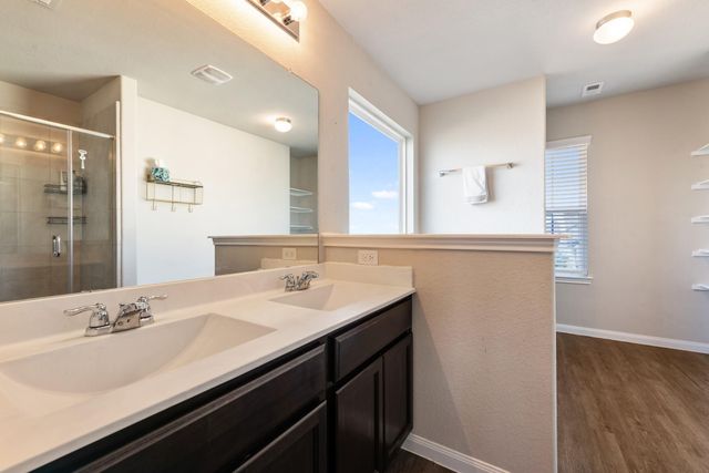 992 Crossing Drive, Bryan, TX 77803