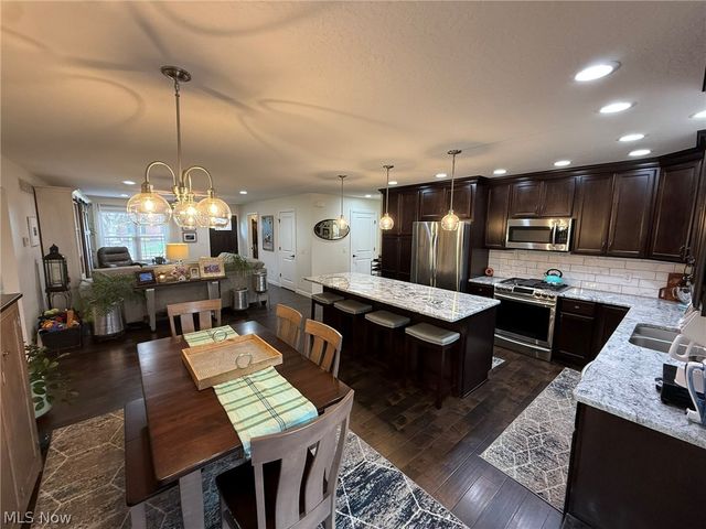440 Hillcrest Drive NE, New Philadelphia, OH 44663