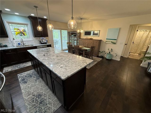 440 Hillcrest Drive NE, New Philadelphia, OH 44663