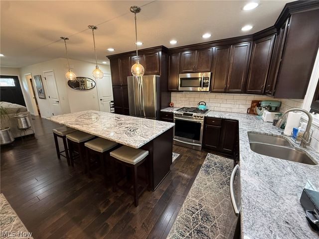 440 Hillcrest Drive NE, New Philadelphia, OH 44663