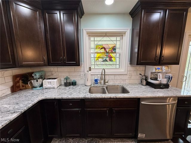 440 Hillcrest Drive NE, New Philadelphia, OH 44663