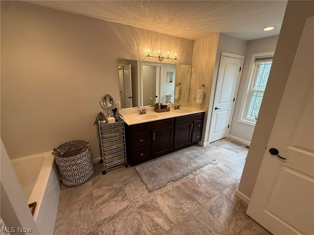 440 Hillcrest Drive NE, New Philadelphia, OH 44663