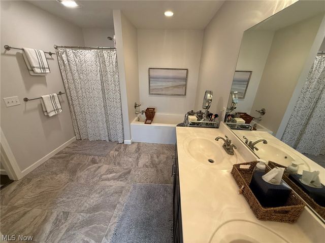 440 Hillcrest Drive NE, New Philadelphia, OH 44663