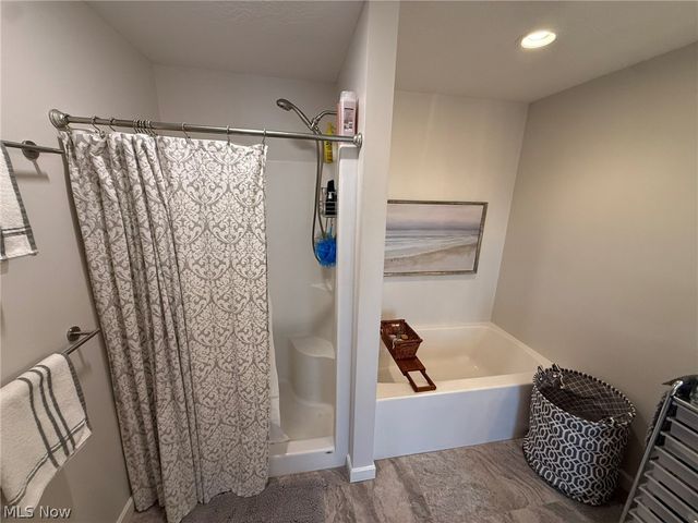 440 Hillcrest Drive NE, New Philadelphia, OH 44663