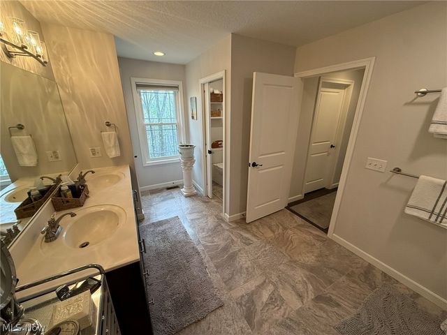 440 Hillcrest Drive NE, New Philadelphia, OH 44663