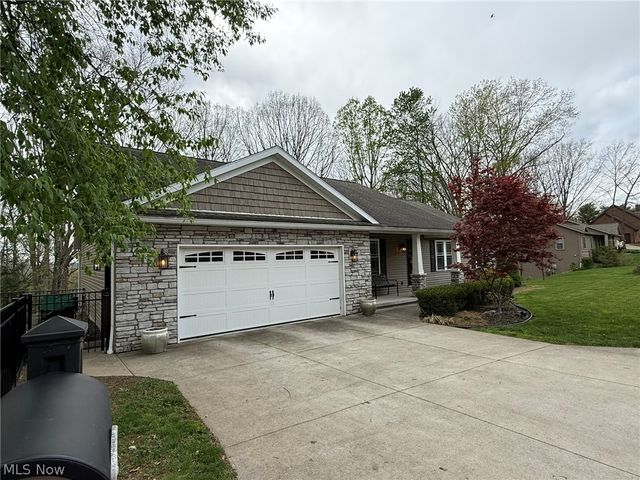 440 Hillcrest Drive NE, New Philadelphia, OH 44663
