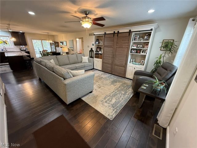 440 Hillcrest Drive NE, New Philadelphia, OH 44663