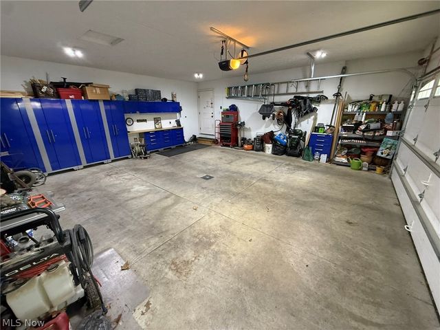 440 Hillcrest Drive NE, New Philadelphia, OH 44663