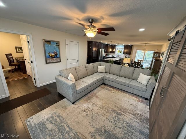 440 Hillcrest Drive NE, New Philadelphia, OH 44663